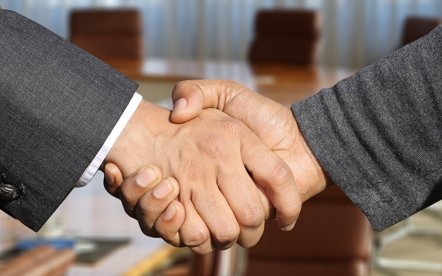 pixabay shaking-hands-3091906_1920.jpg