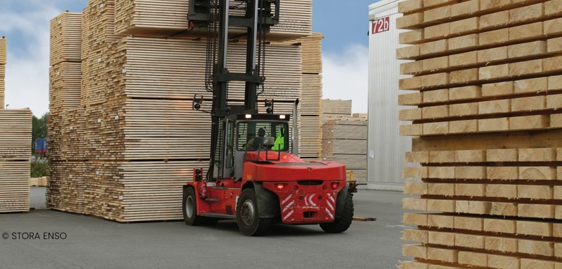02PI_MF_loading_timber_stack_sawmill_ Stora Enso für website.jpg