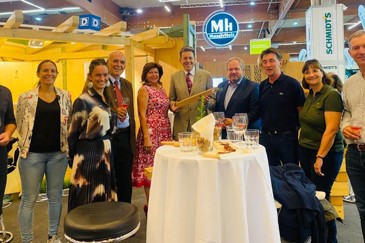 Messestand mit Präsient Mahrer.jpg