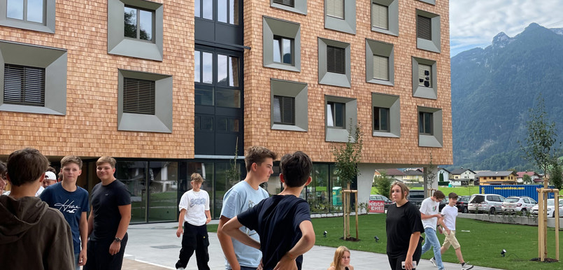 HTK-Außen-Schüler.jpg